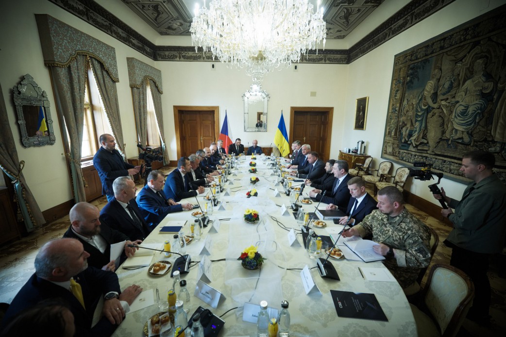 Володимир Зеленський зустрівся з представниками провідних оборонних підприємств Чехії