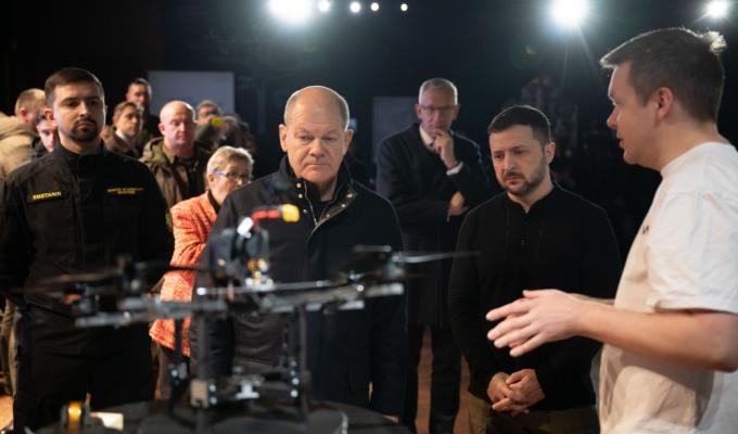 Володимир Зеленський і Олаф Шольц оглянули «розумні» безпілотні системи вітчизняного та спільного з Німеччиною виробництва