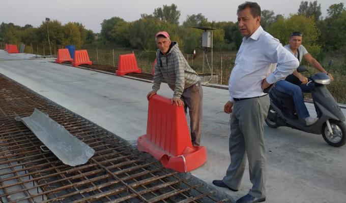 Віталій Комарницький перевірив стан ремонту мосту в Сватовому