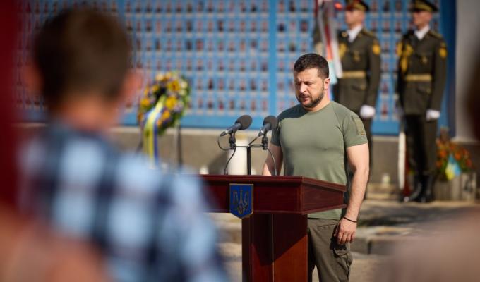 Немає таких слів, щоб описати силу, велич і самопожертву героя, який залишається навічно в бою, щоб його народ зберіг волю та здобув перемогу – Президент у День пам’яті захисників України