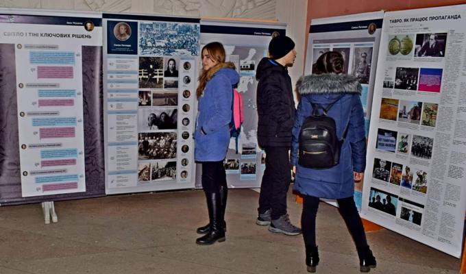 У Рубіжанській центральній міській бібліотеці діє банерна виставка «Фактор свободи»