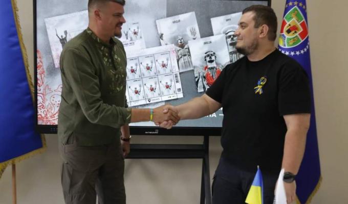 В День Незалежності провели спепогашення марки «Україна-мати» серед військових, поліцейських та волонтерів. Адже саме вони сьогодні стоять на захисті нашої Батьківщини, цінностей і права на свободу.