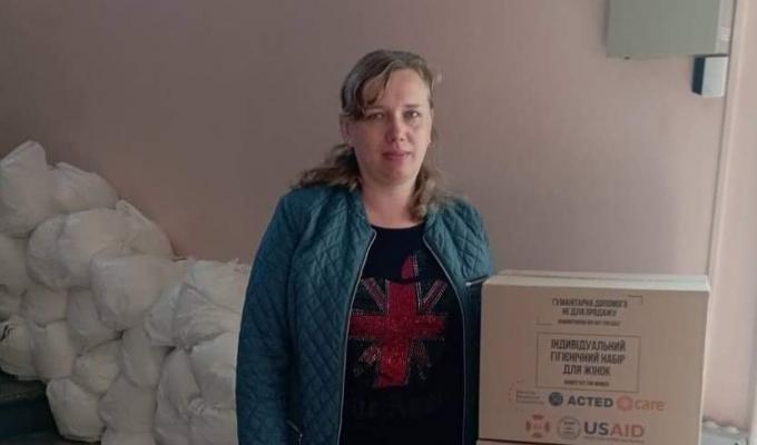 У Кропивницькому переселенцям з Луганщини продовжили видачу жіночих наборів гігієни