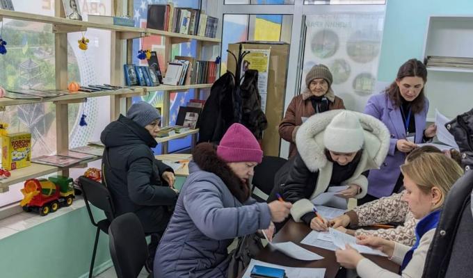 Наших переселенців у Броварах забезпечили ковдрами, подушками, постільною білизною