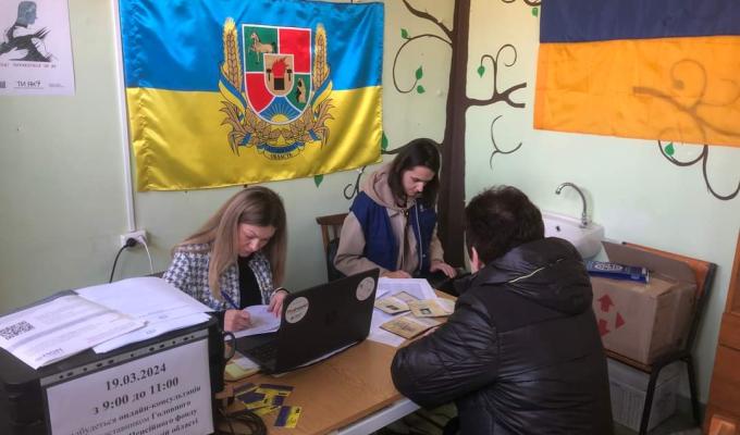 Посудом та постільною білизною забезпечили наших земляків в Ужгороді