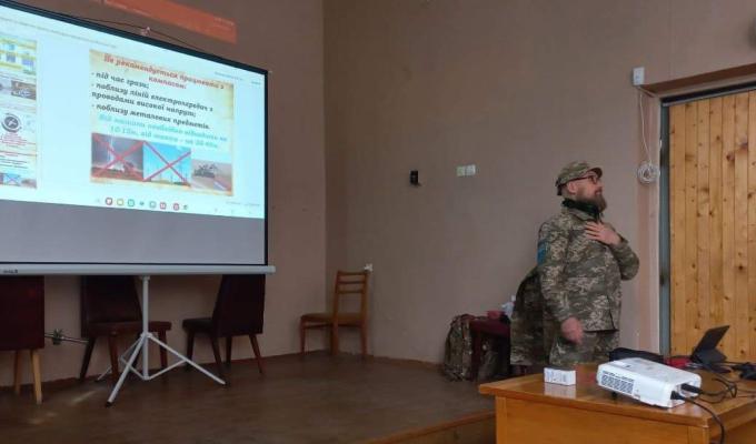 Підготовка до деокупації: на Луганщині співробітники РДА пройшли курси з підготовки до національного спротиву