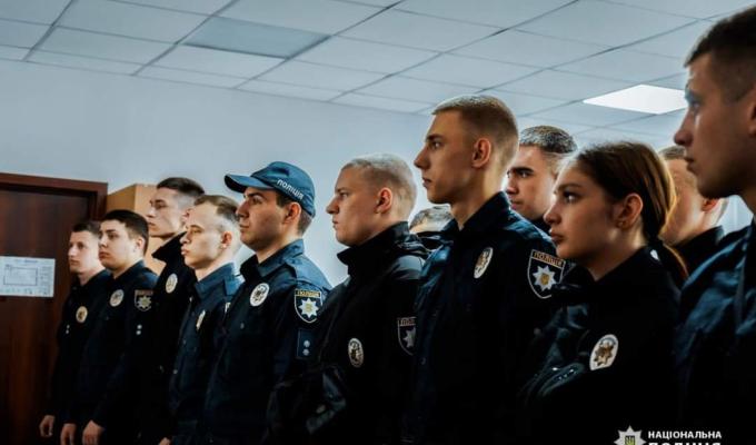 Лави луганських поліцейських поповнили випускники вишів МВС