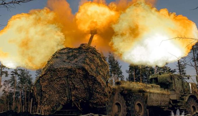 По Макіївці тричі вдарили з авіації, у Сєвєродонецьку окупанти зібрали довжелезну чергу до пенсійного фонду - її обслуговуватимуть місяць, у Рубіжному "віджимають" житло без розбіру