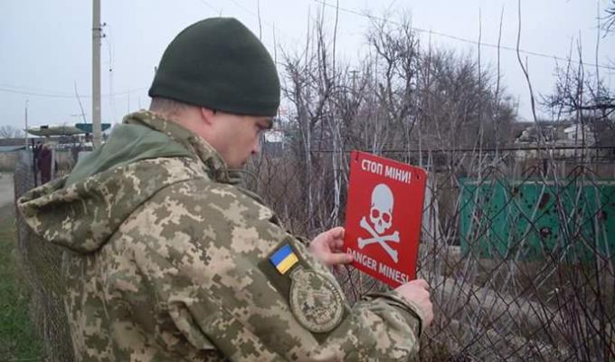На Луганщині військові встановлюють нові покажчики мінної безпеки