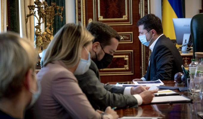 Боротьбу з фіктивними COVID-сертифікатами, перебіг вакцинації, зокрема серед працівників державних органів та педагогів, обговорили на нараді у Президента