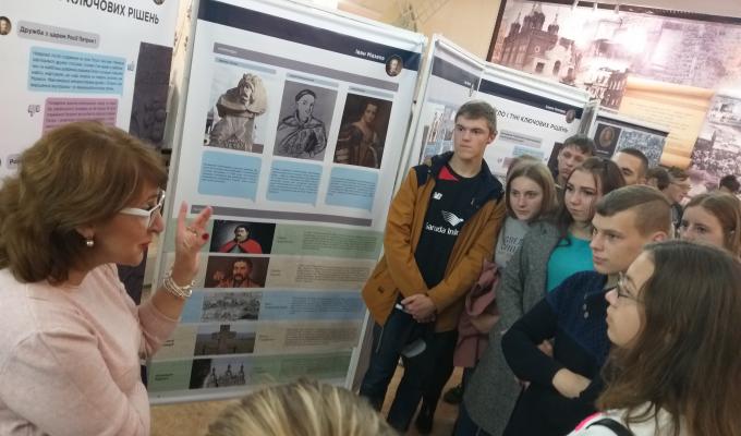 У Старобільську презентували пересувну банерну виставку «Фактор свободи»