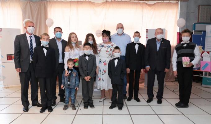 Сергій Гайдай прийомним батькам та батькам-вихователям Станично-Луганського району: величезна справа, яку ви робите – безцінна 