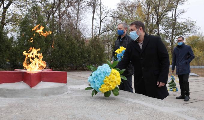 «Вигнання нацистів з України почалося саме з Луганщини», – Сергій Гайдай узяв участь у заходах до 76-ї річниці визволення України від нацистських загарбників