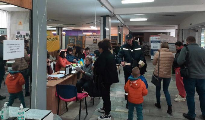У хабах Сєвєродонецької громади переселенці з Луганщини протягом тижня отримали понад 1 100 продуктових наборів