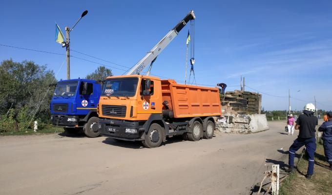 Єднаємо Луганщину: тривають відновлювальні роботи поблизу пошкодженого мосту в Станиці Луганській