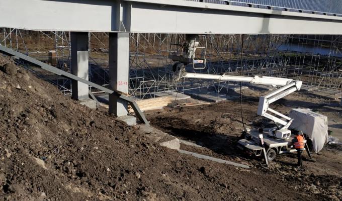 Єднаємо Луганщину: триває фарбування прольотної частини мосту