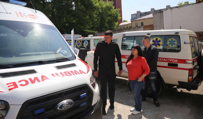 Артем Лисогор передав переміщеним медзакладам Луганщини ключі від двох сучасних автомобілів «швидкої допомоги»