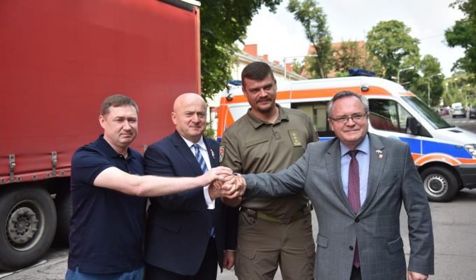 Артем Лисогор: Луганщина отримала від дружньої Польщі автомобіль "швидкої допомоги" та 17 тонн допомоги - генератори, ноутбуки, засоби гігієни, продукти харчування