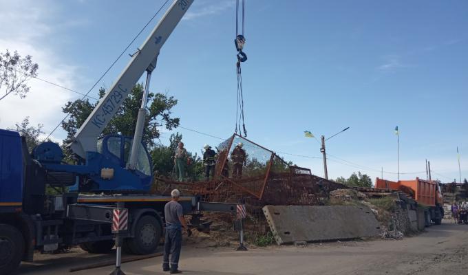 Єднаємо Луганщину: Віталій Комарницький затвердив графік відновлювальних робіт на поточний тиждень на мосту в Станиці Луганській