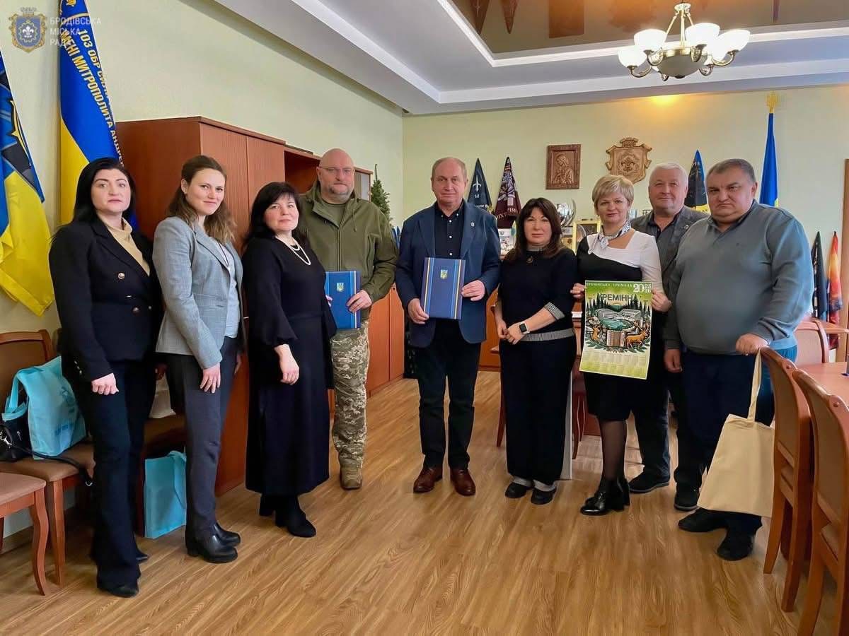 «Пліч-о-пліч»: Кремінська громада – живі простори підтримки, арттерапія та «Кольорові позитивні п'ятниці»