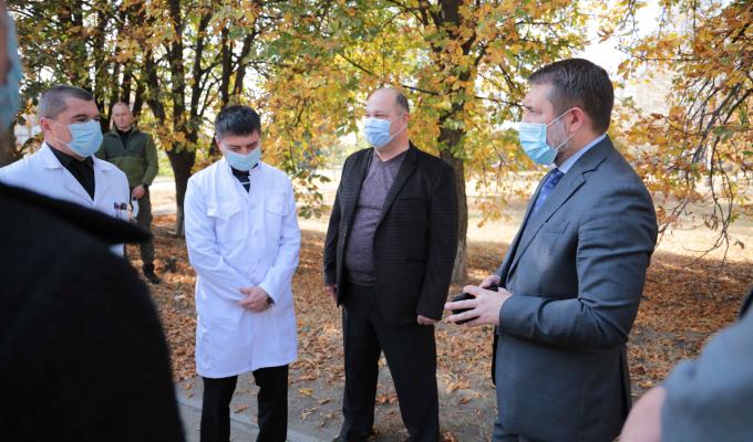 Сергій Гайдай пообіцяв громаді допомогти із придбанням апарату ШВЛ та кисневого концентратору, аби підготувати заклад до «другої хвилі» коронавірусу