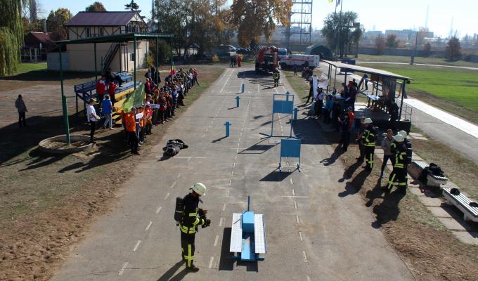 У Сєвєродонецьку змагаються юні рятувальники