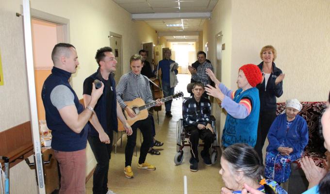 Всеукраїнський фестиваль «З країни в Україну» завітав до Кремінського обласного будинку-інтернату для громадян похилого віку та інвалідів