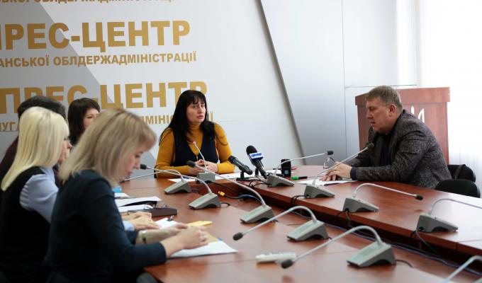 Вихованці дитсадків, учні 1-4 класів та пільговики повністю забезпечені безоплатним гарячим харчуванням, – брифінг