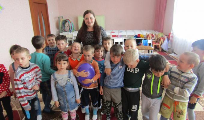 Фахівці Білокуракинського районного центру зайнятості провели захід до Дня матері для вихованців дитячого садка