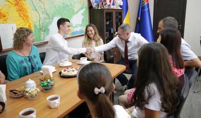 Юрій Гарбуз привітав родини ВПО з придбанням житла за обласною програмою кредитування