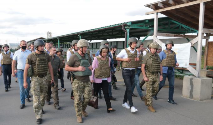 Такі візити дозволяють мобілізувати підтримку міжнародного співтовариства у подальшому звільненні непідконтрольних територій, – Дмитро Кулеба Міністру зовнішньої економіки і закордонних справ Угорщини в Станиці Луганській