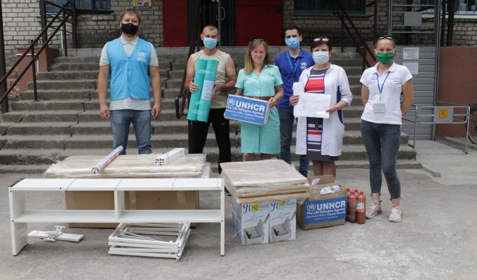 Представники УВКБ ООН провели масштабну кампанію у Станично-Луганському районі