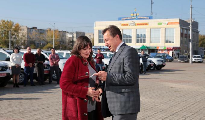 Віталій Комарницький вручив 13 ключів від автомобілів для сільських амбулаторій