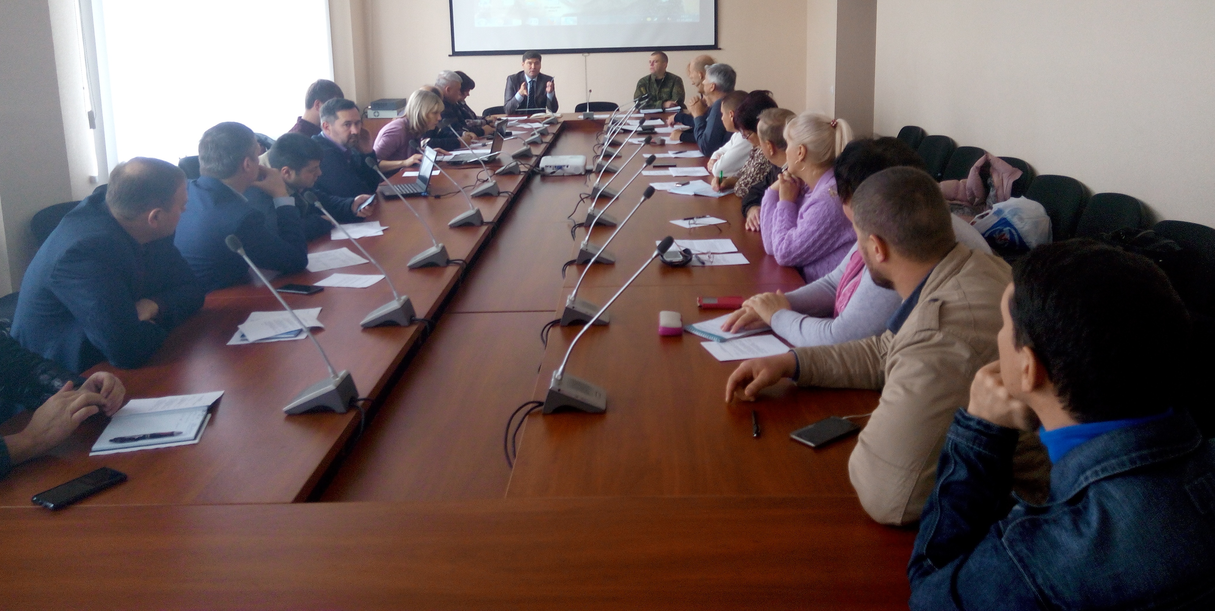 Програму розвитку громадянського суспільства, ситуацію у Станиці Луганській та безпеку перевезень організованих груп дітей обговорили на засіданні громадської ради при облдержадміністрації
