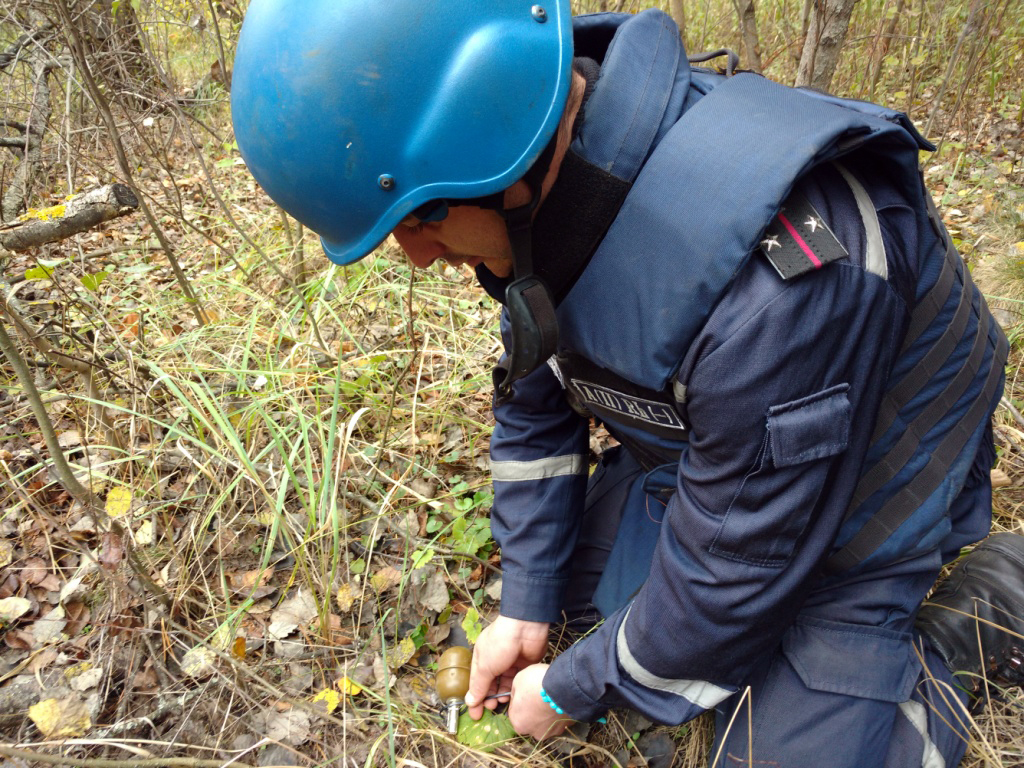 На Луганщині тривають розмінувальні роботи