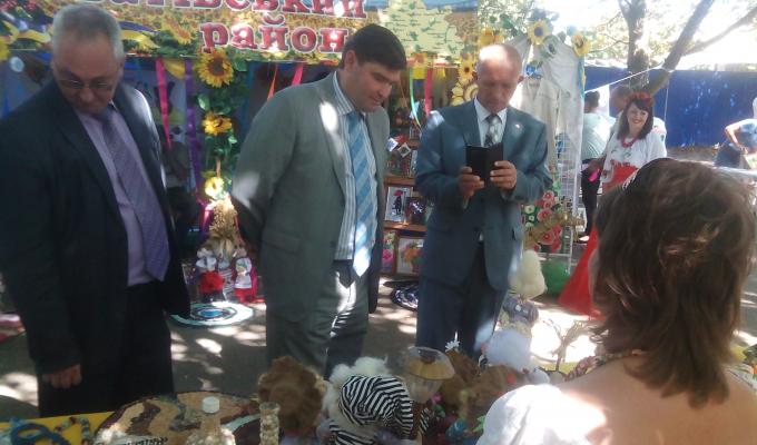 Сьогодні у прифронтових Попасній та Станиці Луганській відзначають Свято миру