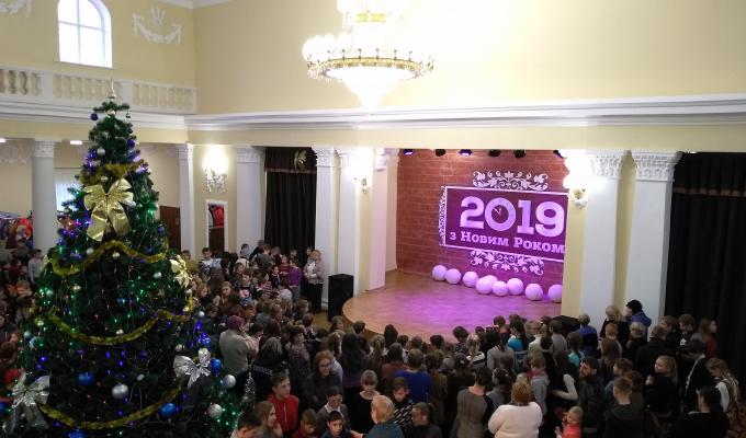 ДАРУЮЧИ ЩАСТЯ, РАДІСТЬ І НАДІЮ