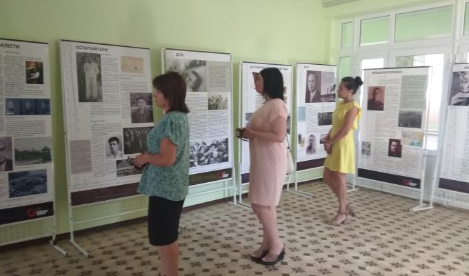 У Троїцькому районі відкрито банерну виставку про українців, які пройшли нацистські концтабори