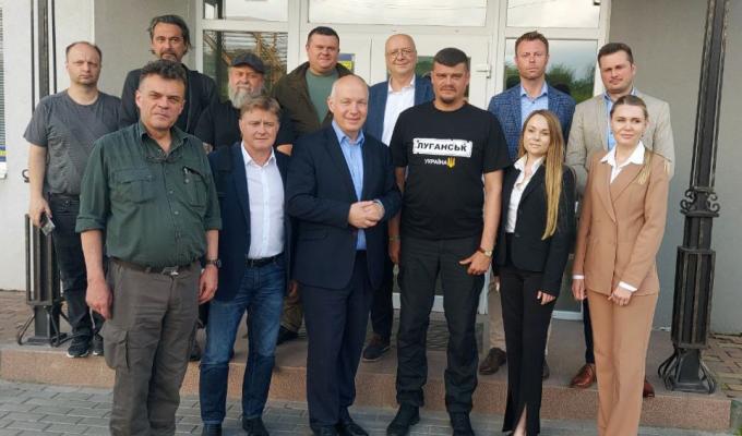 Ми розуміємо, що зараз непросто думати про проєкти реконструкції вашого регіону, але ми готові долучитися до відновлення Луганщини», - Надзвичайний і Повноважний Посол Чеської Республіки в Україні Радек Матула