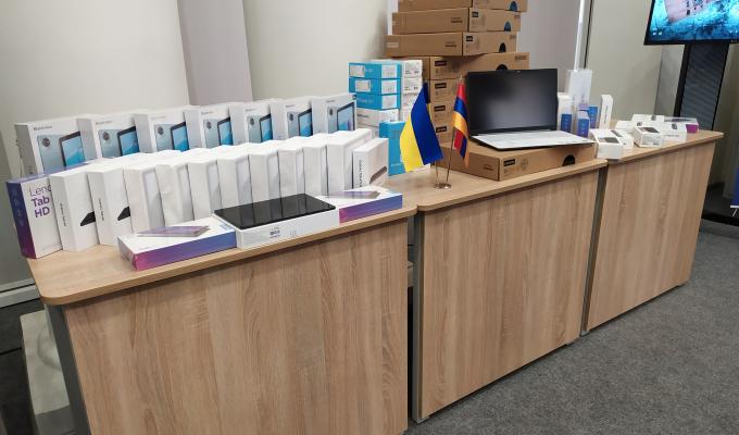 Навчальним закладам Луганщини передано гаджети від уряду Вірменії
