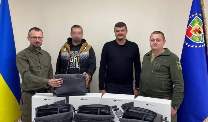 Спільно з громадами Луганщини передали нашим військовим ще 10 квадрокоптерів, - Артем Лисогор