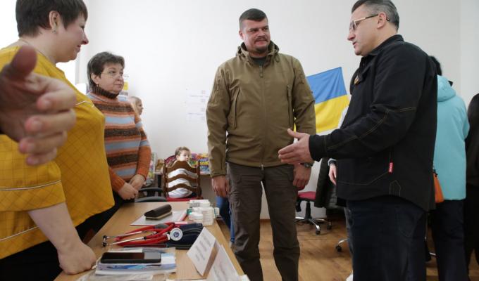 Лікують, надають адміністративні послуги та роблять «буржуйки» для фронту - Артем Лисогор ознайомився із роботою гуманітарному  хабу  Попаснянської громади в Харкові