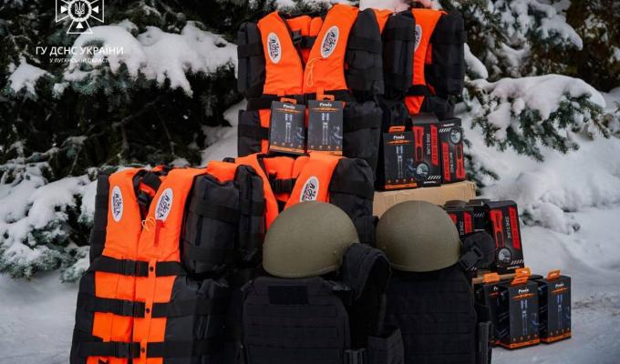 Надувний моторний човен, рятувальні жилети та бронезахист: луганські рятувальники отримали допомогу