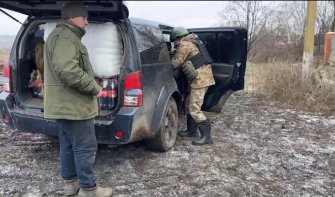 Поліцейські Луганщини доставили жителям деокупованих селищ ковдри і посуд