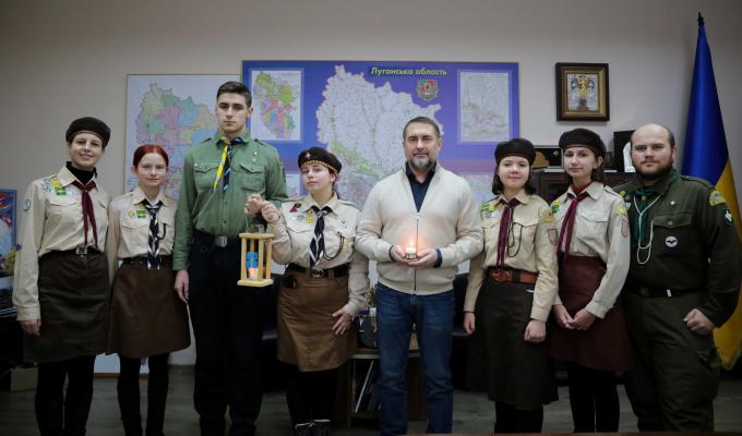 Пластуни передали Сергію Гайдаю Віфлеємський вогонь миру