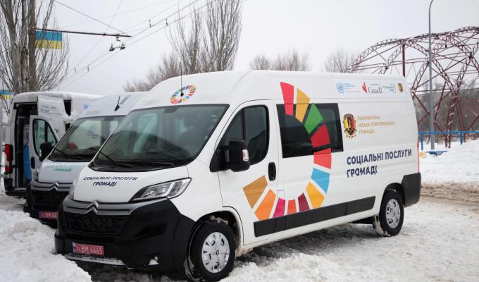 Три громади Луганщини за підтримки ПРООН отримали ключі від автомобілів для організації мобільної соціальної служби з обслуговування на дому одиноких непрацездатних громадян, паліативної та натуральної допомоги