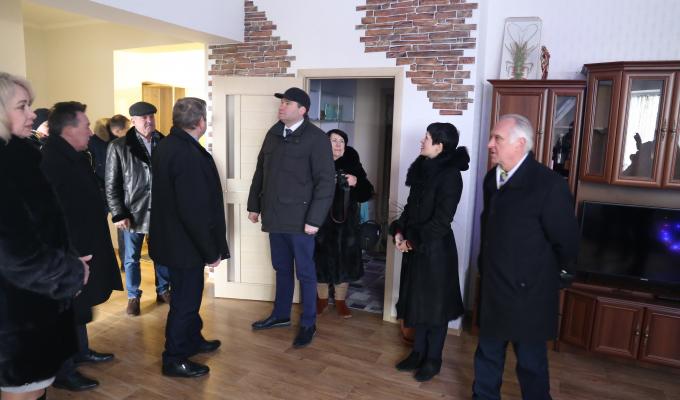 Викладачі-переселенці Луганського національного університету отримали квартири у будинку, придбаному за обласні кошти