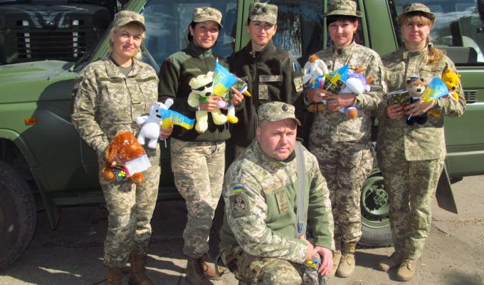 Захисники Луганщини отримали подарунки від школярів з різних куточків України