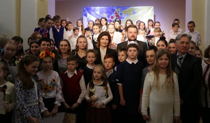 У Сєвєродонецьку Марина Порошенко нагородила юних лауреатів обласних конкурсів художньої творчості