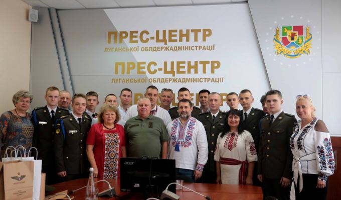 Почесне право підняти державний прапор над Луганщиною надали вихованцю Львівського військового ліцею Михайлу Мазунову, сину загиблого на Донбасі військового